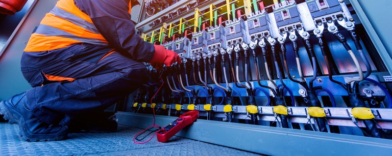 Comment choisir le bon électricien pour vos installations professionnelles ?